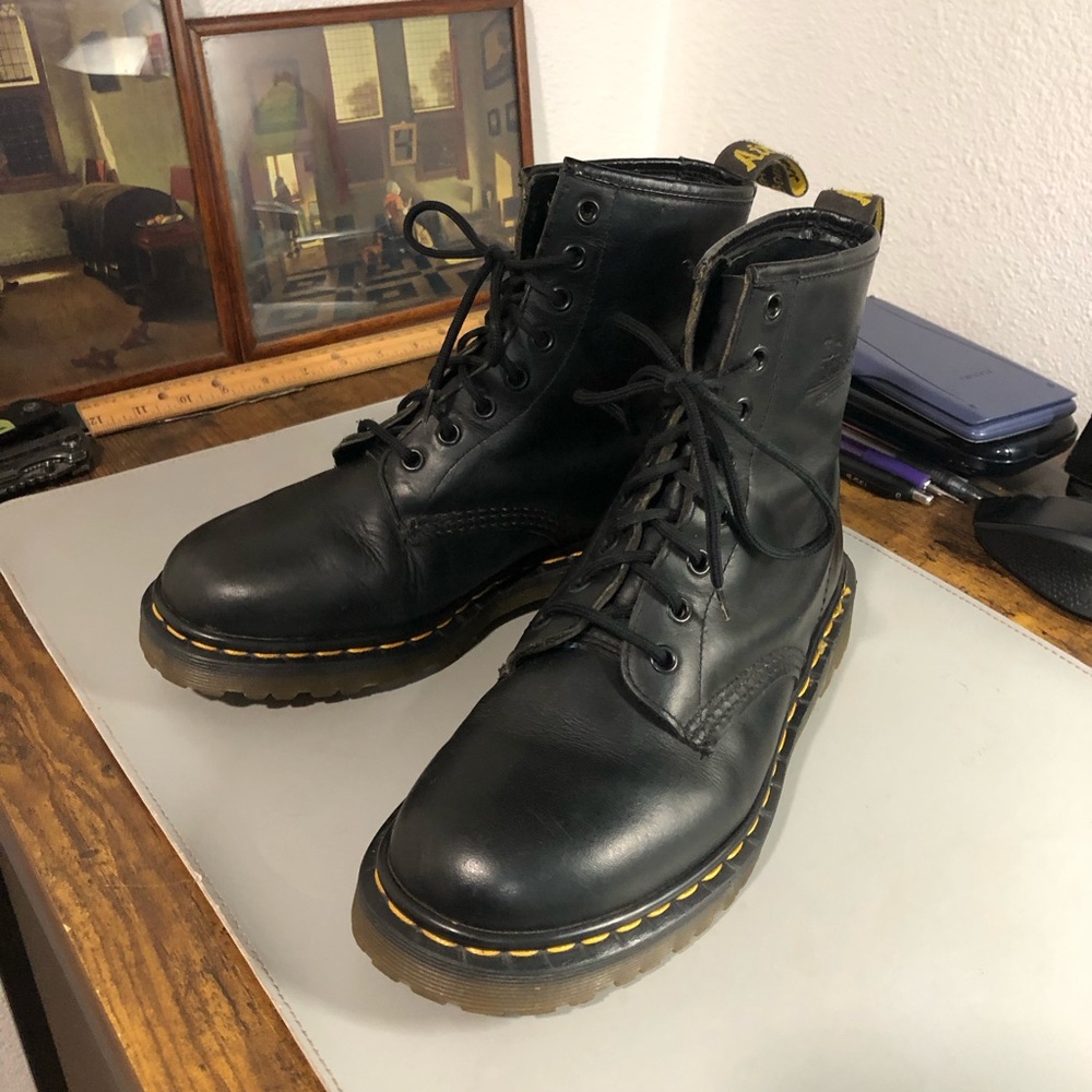 Vintage Dr Martens Made in England 1460 Boots Uk 6 / US Men’s 7 / US Women’s 8.5
